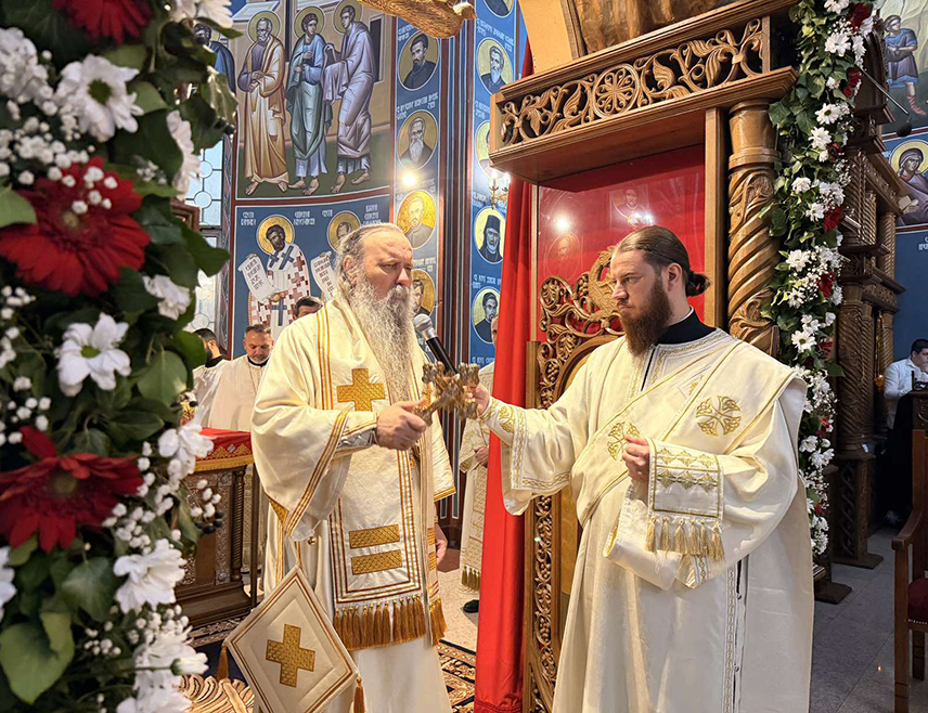 БИЈЕЉИНА, 12. АПРИЛА /СРНА/ - Његово високопреосвештенство митрополит зворничко-тузлански Фотије служио је у Саборној цркви Рођења пресвете Богородице у Бијељини свету архијерејску литургију поводом највећег хришћанског празника – Васкрса.