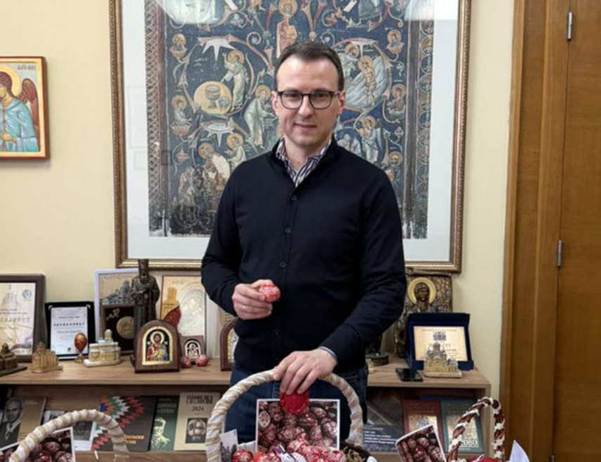 БЕОГРАД, 12. АПРИЛА /СРНА/ - Директор Канцеларије за Косово и Метохију Петар Петковић у честитки поводом Васкрса поручио је да несаломиви дух српског народа опстаје на Косову и Метохији на темељима вјере која слави побједу живота над смрћу.