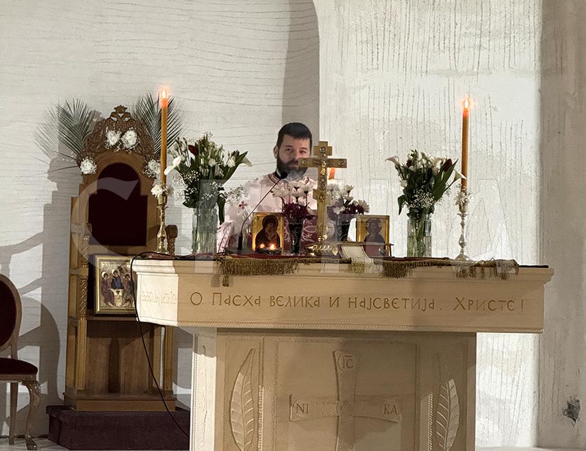 МОСTАР, 12. МАРTА /СРНА/ - Васкршњу литургију у Саборној цркви Свете Tројице у Мостару, која још није обновљена, служио је старјешина храма Душко Којић, уз саслужење ђакона Милоша Јањића и присуство великог броја вјерника.