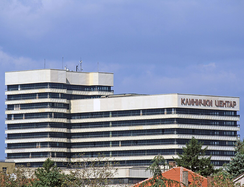 БЕОГРАД, 12. АПРИЛА /СРНА/ - Хирурзи Клинике за грудну хирургију Универзитетског клиничког центра Србије обавили су прву трансплантацију плућа у Србији, а четрдесетдвогодишњи пацијент се добро опоравља.