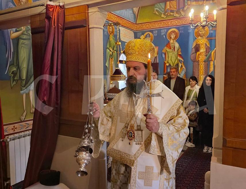 МАРТИН БРОД, 12. АПРИЛА /СРНА/ – Његово преосвештенство епископ бихаћко-петровачки Сергије служио је Васкршњу литургију у манастиру Рмањ у Мартин Броду.