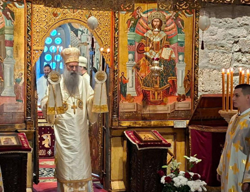 БЕОГРАД, 12. АПРИЛА /СРНА/ - Његова светост патријарх српски Порфирије поручио је да на данашњи празник, Васкрс, волећи Господа треба да волимо све људе, оне који су нам блиски, оне који нас разумију, али и оне који нас не разумију и понекад не прихватају.