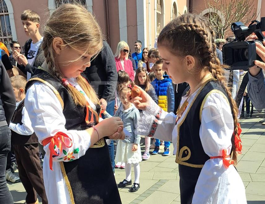 БИЈЕЉИНА, 12. АПРИЛА /СРНА/ - Испред Центра за културу "Семберија" у Бијељини данас је одржана традиционална "Јајаријада" на којој су додијељене награде за најтврђе и најљепше нашарано васкршње јаје.