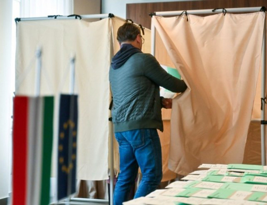 БУДИМПЕШТА, 12. АПРИЛА /СРНА/ - Мађарска владајућа странка Фидес води на парламентарним изборима након 3,34 одсто пребројаних гласова, саопштено је из Националне изборне комисије Мађарске.