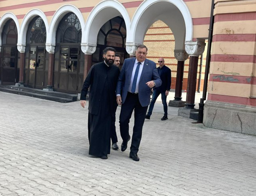 БАЊАЛУКА, 13. АПРИЛА /СРНА/ - Предсједник СНСД-a Милорад Додик састао се данас у Бањалуци са Његовим високопреосвештенством архиепископом и митрополитом бањалучким Јефремом.