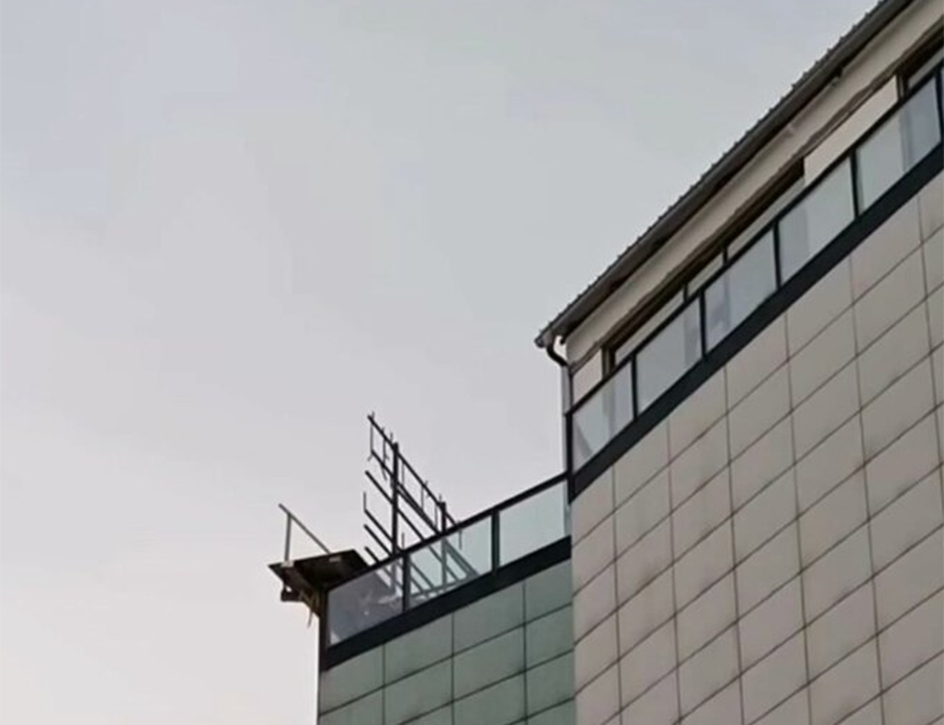 НОВИ САД, 13. АПРИЛА /СРНА/ - Педесетпетогодишња жена повријеђена је када су на њу пале дрвене мердевине са Тржног центра "Норк" у Новом Саду.