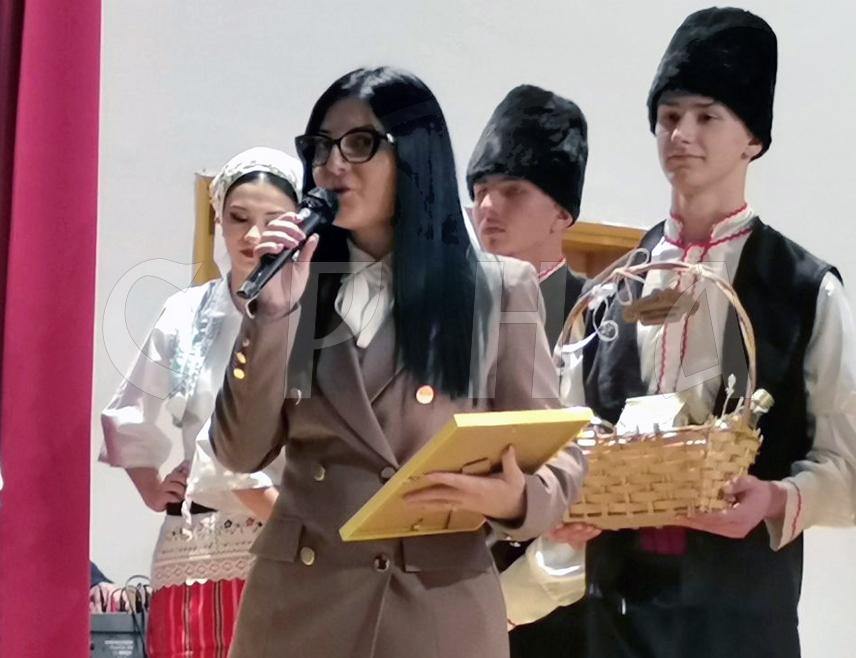 ПЕТРОВО, 13. АПРИЛА /СРНА/ - Министар породице, омладине и спорта Републике Српске Ирена Игњатовић вечерас је присуствовала васкршњем концерту у Петрову, гдје је указала на важност да се млади окупљају у културно-умјетничка друштва да би се заштитила традиција и вриједности.