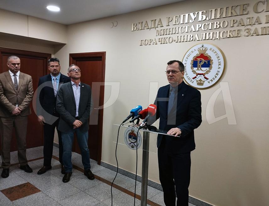 БАЊАЛУКА, 14. АПРИЛА /СРНА/ - Запошљавање 500 дјеце погинулих бораца до краја године приоритет је за Борачку организацију Републике Српске /БОРС/, изјавио је предсједник Предсједништва БОРС-а Милован Гагић.