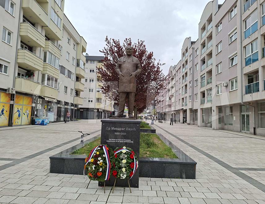 ИСТОЧНА ИЛИЏА, 14. АПРИЛА /СРНА/ - Срби из Сарајева никада неће заборавити чин херојства доктора Миодрага Лазића, који је током Одбрамбено-отаџбинског рата надљудским напорима спасавао њихове животе, поручено је данас у Источној Илиџи на обиљежавању шест година од смрти овог великог хуманисте.