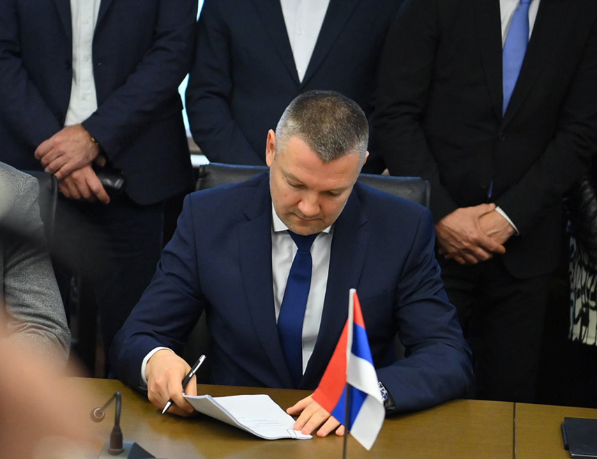 УГЉЕВИК, 14. АПРИЛА /СРНА/ - Потписивањем уговора између Рудника и термоелектране /РиТЕ/ "Угљевик" и Холдинга словеначких електрана ријешена је посљедња ствар по питању дугогодишње београдске арбитраже која је оптерећивала рад предузећа, изјавио је данас вршилац дужности директора РиТЕ "Угљевик" Жарко Новаковић.