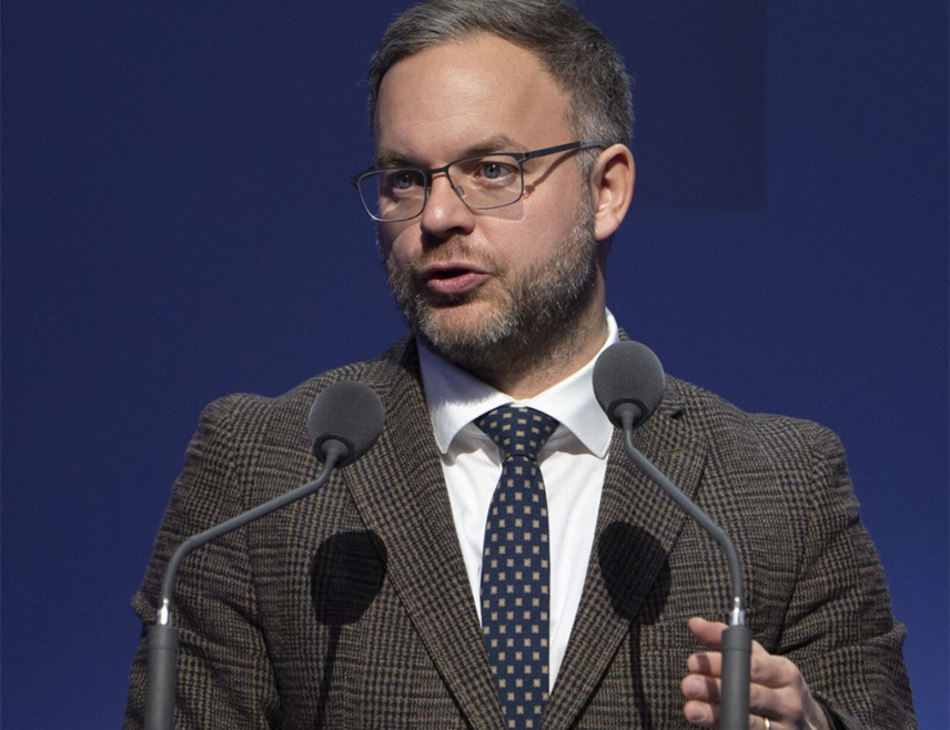 БУДИМПЕШТА, 11. АПРИЛА /СРНА/ - Шеф кабинета мађарског премијера Балаш Орбан оптужио је Брисел да користи промјену власти у Мађарској како би укинуо право вета приликом гласања у Европском парламенту.