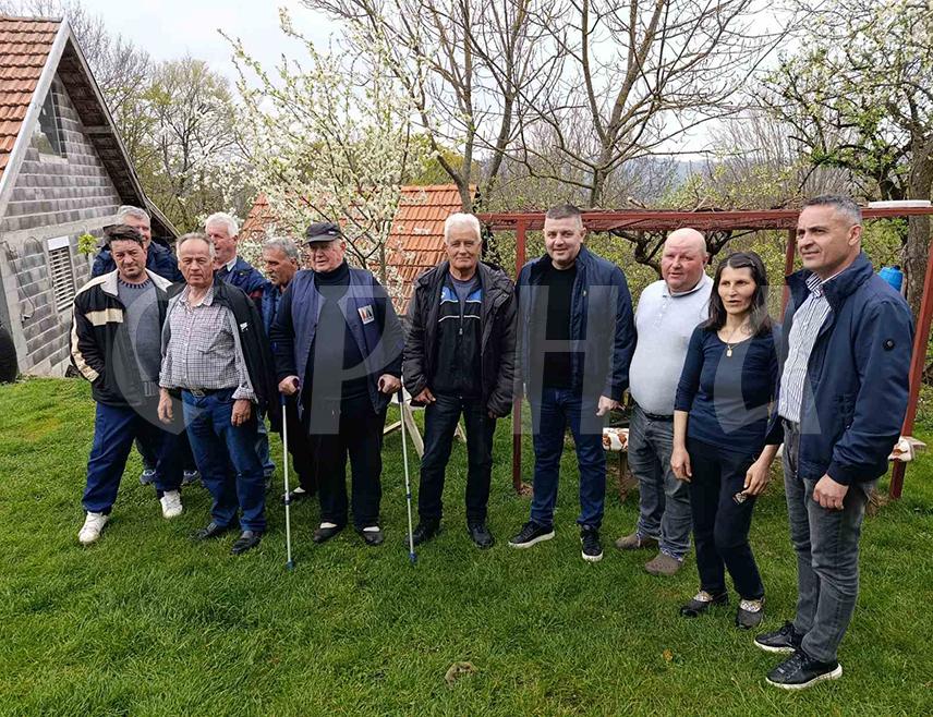 МРКОЊИЋ ГРАД, 14. АПРИЛА /СРНА/ - Начелник општине Мркоњић Град Драган Вођевић посјетио је данас осмочлану породицу Тешановић у селу Баљвине, која има фарму крава, оваца и других домаћих животиња, којој ће ускоро уз помоћ локалне заједнице бити асфалтиран приступни пут до куће.