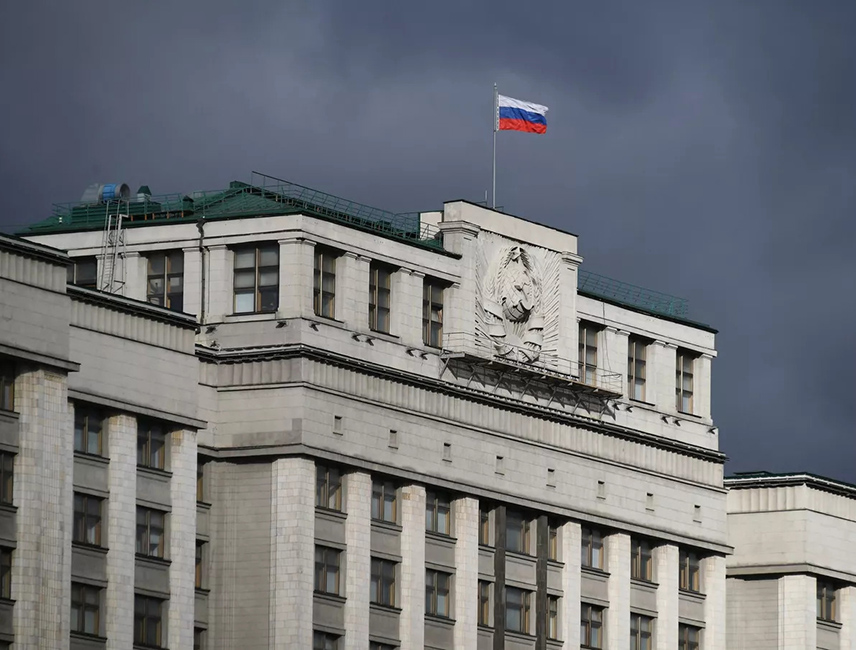 МОСКВА, 14. АПРИЛА /СРНА/ - Руска Државна дума усвојила је у првом читању нацрт закона о праву на ангажовање оружаних снага Руске Федерације ради заштите Руса ухапшених одлуком страних судова без учешћа Русије.