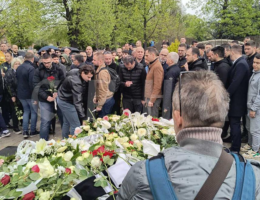 БЕОГРАД, 14. АПРИЛА /СРНА/ - Легендарни кошаркашки тренер Душко Вујошевић сахрањен је данас у Алеји заслужних грађана на Новом гробљу у Београду, у присуству неколико хиљада његових поштовалаца, породице, пријатеља и грађана.