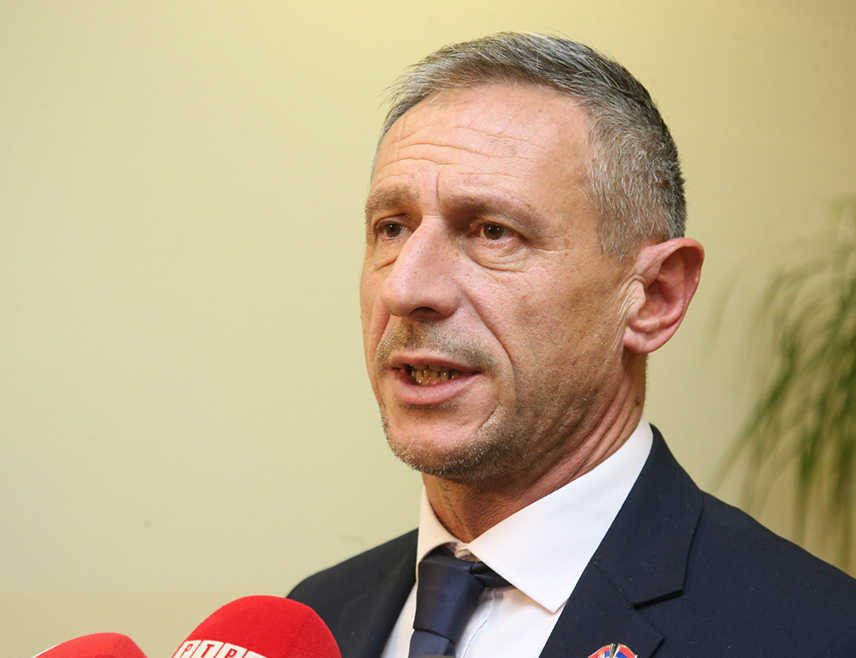 БАЊАЛУКА, 14. АПРИЛА /СРНА/ - Министар рада и борачко-инвалидске заштите Републике Српске Радан Остојић изјавио је да би одређеним законским рјешењима требало да буде обезбијеђено да буџет за борачко-инвалидску заштиту расте из године у годину за више од 100 милиона КМ и истакао да ће приоритет Министарства бити запошљавање 500 дјеце погинулих бораца до краја ове године.