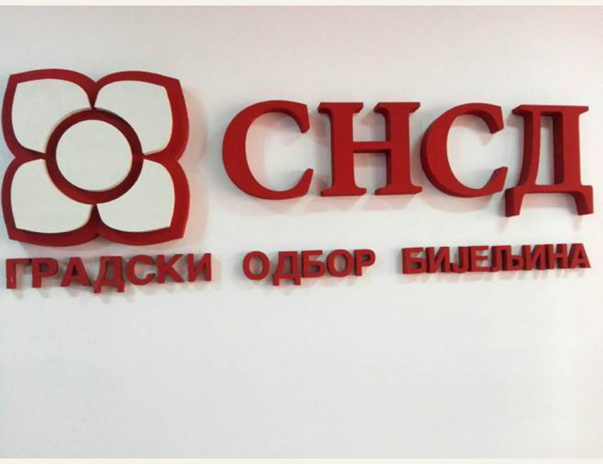 БИЈЕЉИНА, 14. АПРИЛА /СРНА/ - Градски одбор СНСД-а Бијељина саопштио је да се бијељински одбор СДС-а опет бави политиком на приземан начин изношењем неистина и свјесном манипулацијом о комуналном предузећу јер не жели да говори о томе како су га довели до пропасти и како пријете грађанима да ће остати без воде уколико се не повећа њена цијена.