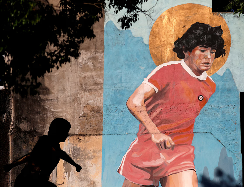 БУЕНОС АЈРЕС, 14. АПРИЛА /СРНА/ - У Аргентини је почело друго суђење поводом смрти фудбалске легенде Дијега Марадоне, а пред судом и Сан Исидру појавио се његов медицински тим, седам љекара и његоватеља.