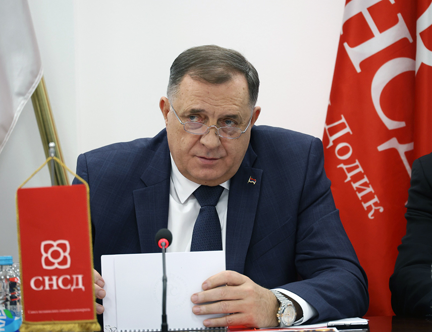 БИЈЕЉИНА, 14. АПРИЛА /СРНА/ - Лидер СНСД-а Милорад Додик рекао је да је главни реметилачки фактор развоја Бијељине као урбаног привредног центра градоначелник Љубиша Петровић и његова незаконита политика, с обзиром на то да Градска управа генерише проблеме и лажним наративима покушава створити разне забуне, скренути пажњу са чињенице да постоји ненамјеснко трошење буџетских средстава.