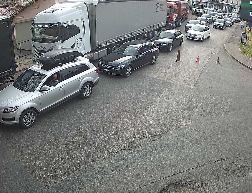 БАЊАЛУКА, 15. АПРИЛА /СРНА/ - На гранином прелазу Градина и Градишка појачана је фреквенција возила на излазу из БиХ, саопштено је из Ауто-мото савеза /АМС/ Републике Српске.