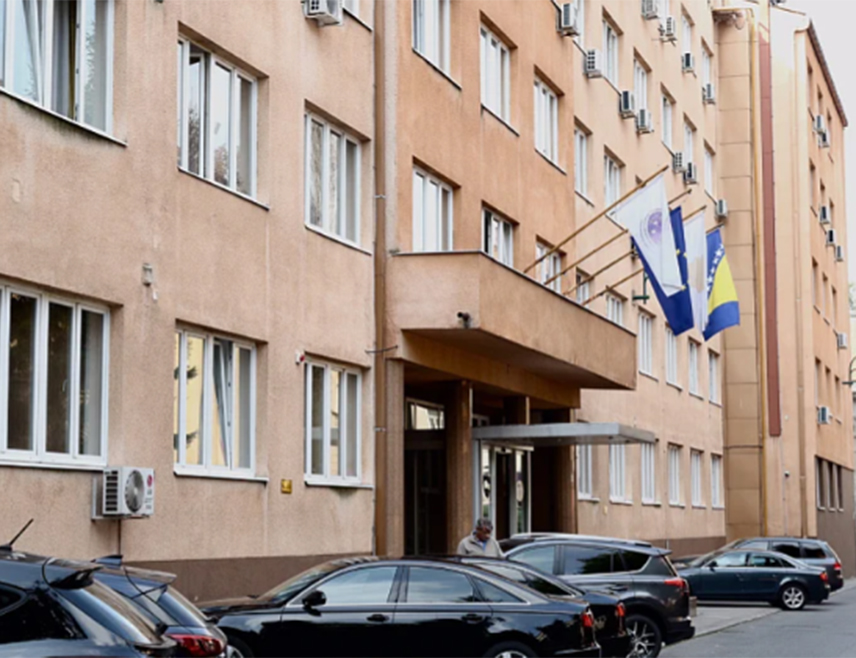 САРАЈЕВО, 15. АПРИЛА /СРНА/ - Припадници МУП-а Кантона Сарајево изузели су из просторија Федералне управе полиције документацију која се односи на спорна именовања обухваћена предметом "Муњић и други", рекла је Срни портпарол Федералног тужилаштва Нина Хаџихајдаревић.