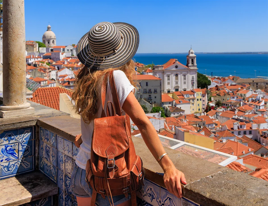 МАДРИД, 15. АПРИЛА /СРНА-Ројтерс/ - Шпанија и Португалија биљеже пораст броја авионских и хотелских резервација крајем прољећа и током љета, пошто милиони путника избјегавају ратом погођене дестинације и центре на Блиском истоку, објавила је платформа за дигитални маркетинг "Сојрен".