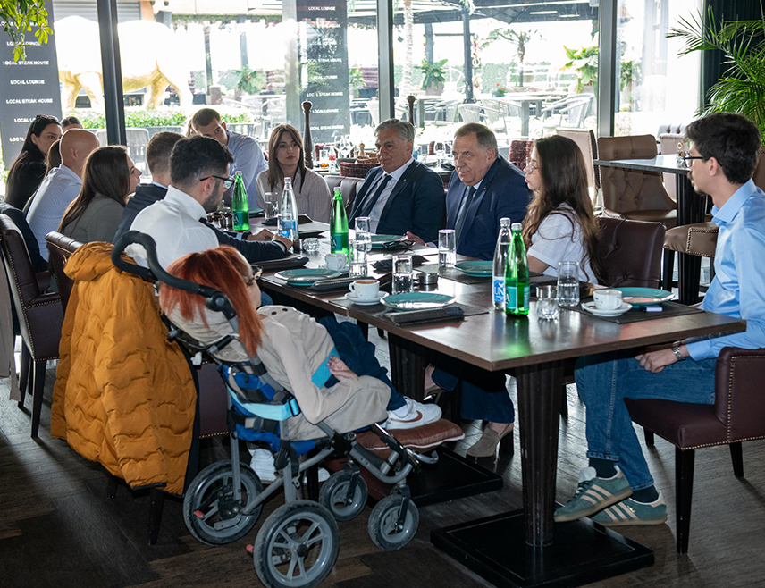 БИЈЕЉИНА, 15. АПРИЛА /СРНА/ - Лидер СНСД-а Милорад Додик разговарао је данас у Бијељини с руководством Младих социјалдемократа за које је рекао да су генерација која јасно зна да је будућност у Републици Српској.