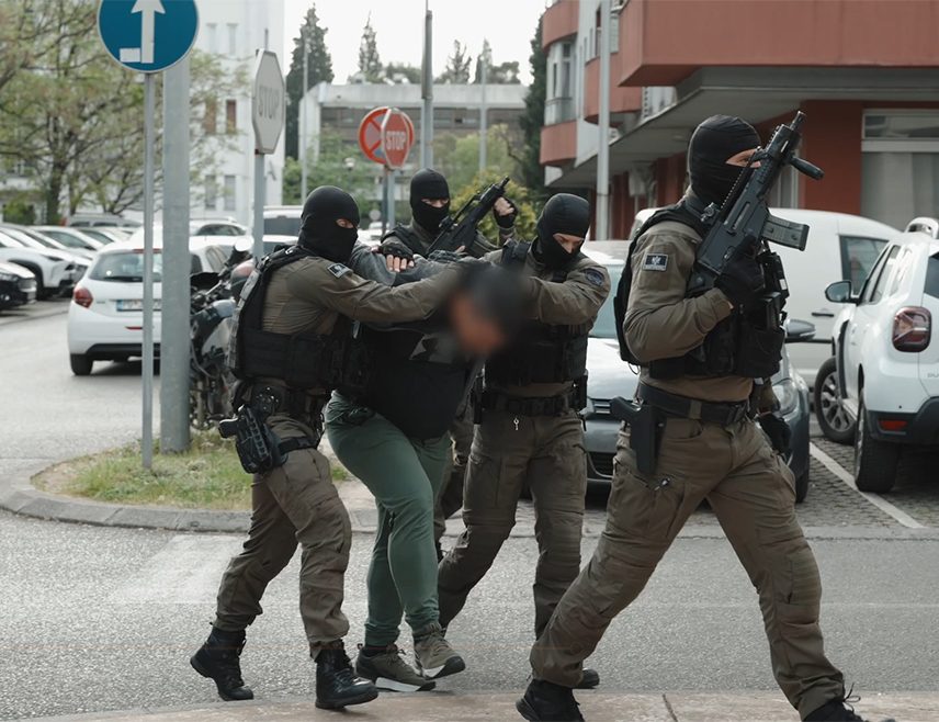 ПОДГОРИЦИ, 15. АПРИЛА /СРНА/ - Један од вођа балканског нарко-картела ухапшен је данас у Црној Гори у оквиру вишемјесечне међународне полицијске акције у којој је заплијењено око 4,5 тоне наркотика.