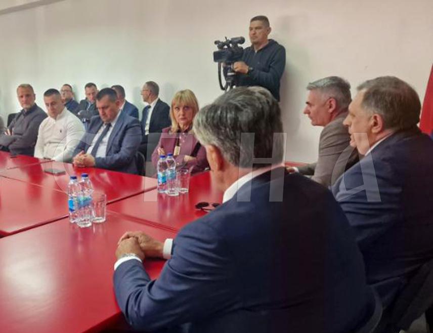 БАЊАЛУКА, 15. АПРИЛА /СРНА/ - Предсједник СНСД-а Милорад Додик састао се данас у Брчком са руководством брчанског одбора СНСД-а са којима разговара о актуелној ситуацији у Републици Српској.
