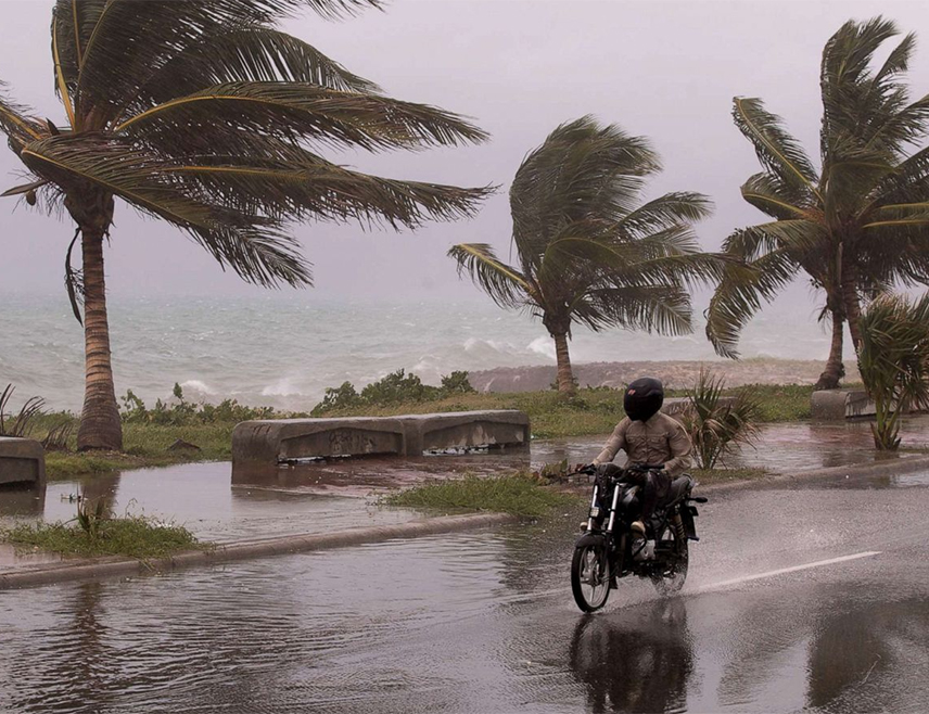 ПОРТ О ПРЕНС, 15. АПРИЛА /СРНА-Ројтерс/ - У вишедневној олуји, праћеној обилним кишама на сјеверозападу Хаитија и сусједне Доминиканске Републике, смртно је страдало 16 људи, саопштиле су локалне службе цивилне заштите.