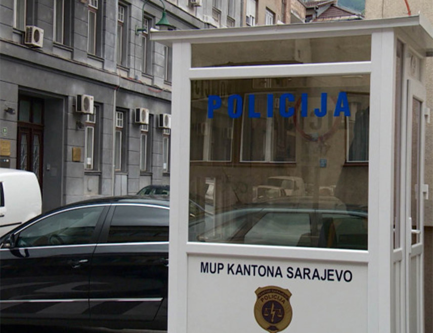 САРАЈЕВО, 16. АПРИЛА /СРНА/ - Полиција у Сарајеву провјерава тржне центре "Сарајево сити центар" и "Алта" због дојаве о постављеним бомбама, те се очекују евакуација и контрадиверзиони прегледи.