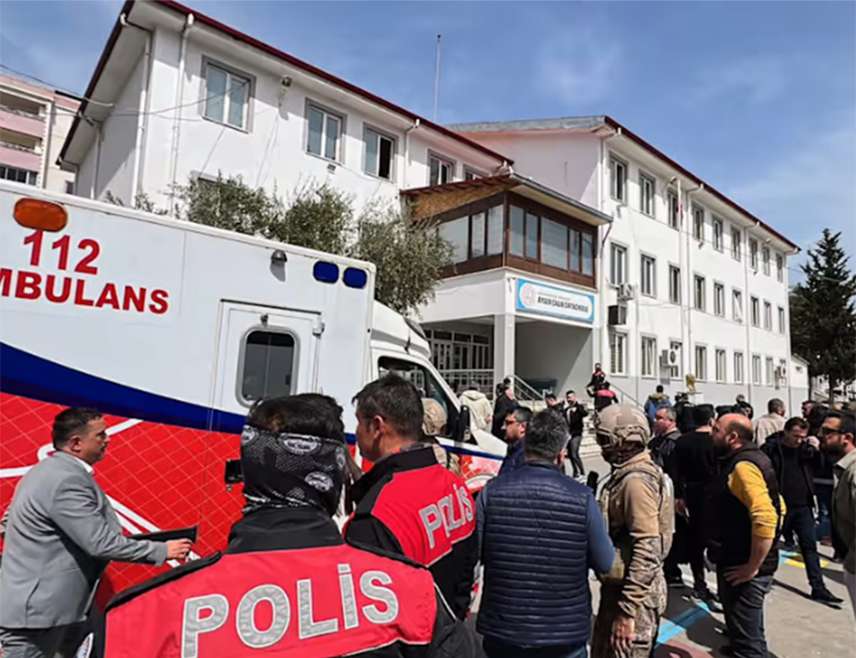 КАХРАНМАРМАРАШ, 16. АПРИЛА /СРНА/ - Тинејџер Иса Арас Мерсинли, који је у нападу у школи у Кахранмармарашу у Турској усмртио деветоро људи, био је присталица америчког злочинца Елиота Роџера, који је у нападу у Калифорнији 2014. године усмртио шесторо људи, сапштено је из турске Генералне дирекције за безбједност.