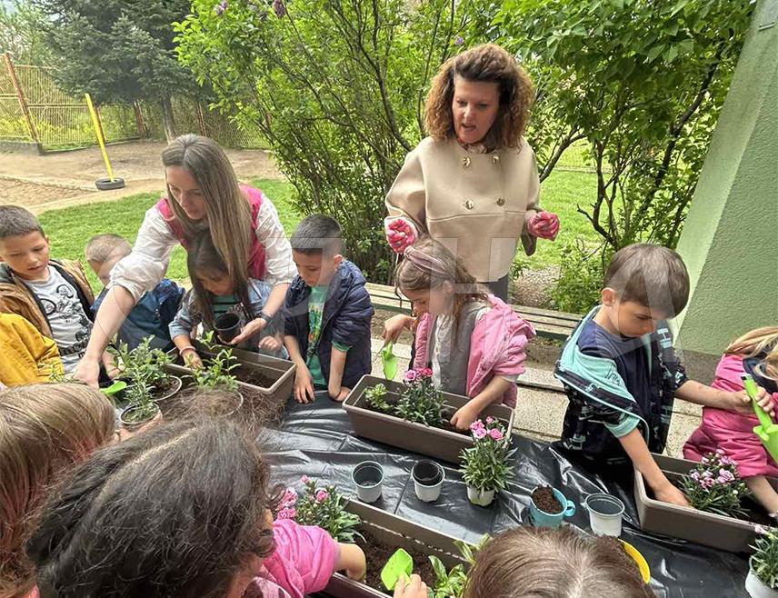 БАЊАЛУКА, 16. АПРИЛА /СРНА/ - Васпитачи у предшколским установама су спона између дјеце, друштва и родитеља, први у љествици образовања чији бенефити рада се виде годинама касније, изјавила је данас у Бањалуци васпитачица у вртићу "Невен"  Оливера Јањић, једна од овогодишњих добитника Светосавске награде.