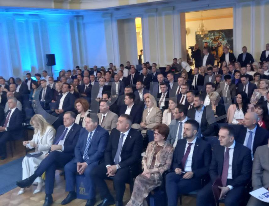 БАЊАЛУКА, 16. АПРИЛА /СРНА/ - Свечана академија поводом 20 година рада Агенције за осигурање Републике Српске почела је у Културном центру "Бански двор" у Бањалуци.