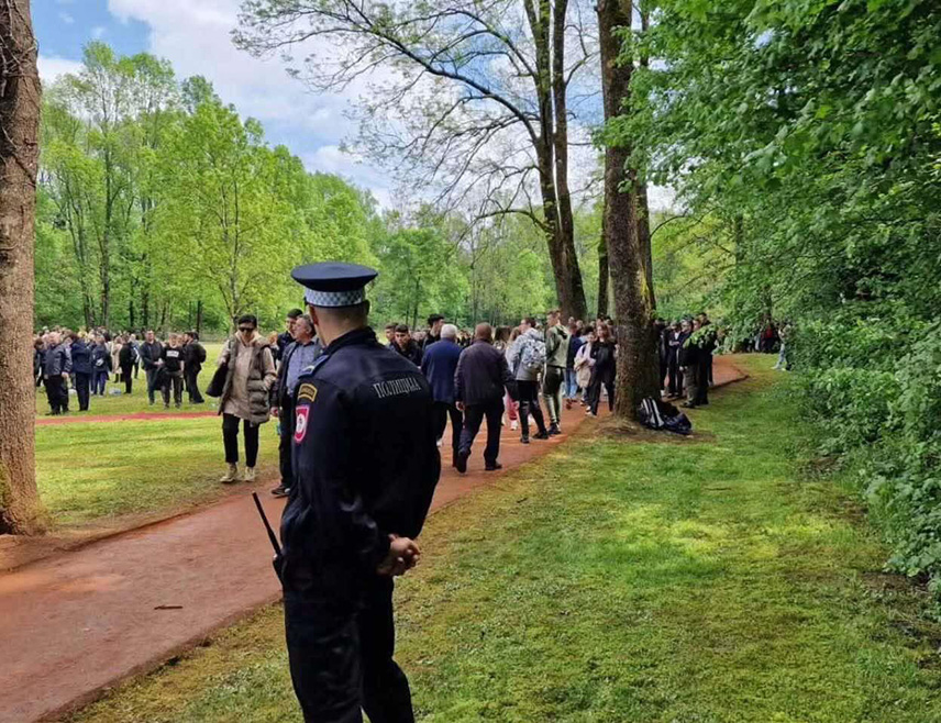 БАЊАЛУКА, 18. АПРИЛА /СРНА/ - Министарство унутрашњих послова /МУП/ Републике Српске појачаће мјере безбједности поводом обиљежавања Дана сјећања на жртве геноцида над Србима, Јеврејима и Ромима у НДХ, које ће се одржати сутра у Доњој Градини, с циљем очувања јавног реда и мира, безбједности свих присутних грађана, као и несметаног одвијања комеморативног скупа.