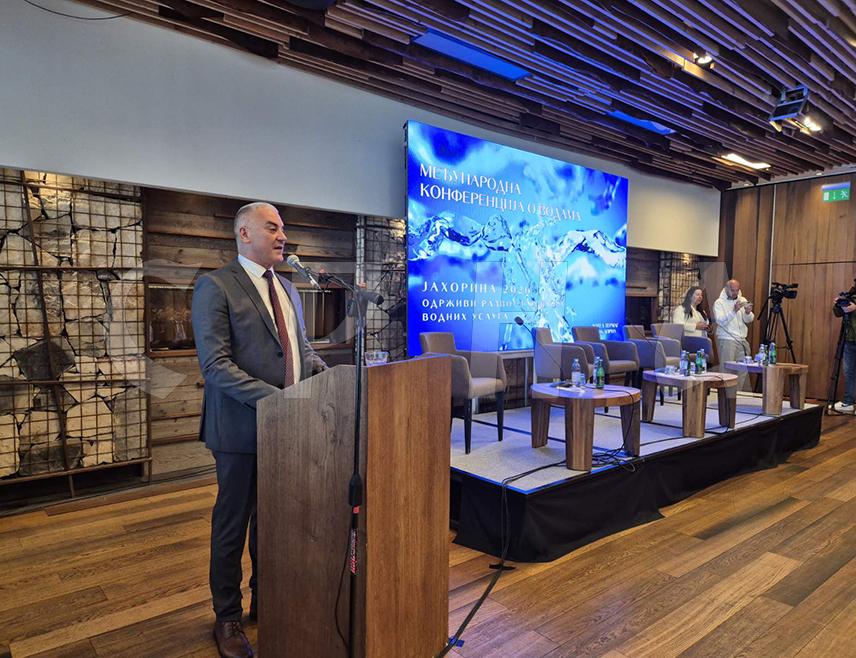ЈАХОРИНА, 16. АПРИЛА /СРНА/ - Хитно усвајање закона о водним услугама предуслов је за финансијску одрживост и реформу овог сектора у Републици Српској, порука је са Међународне конференције о водама "Одрживи развој у сектору водних услуга", која је одржана на Јахорини.