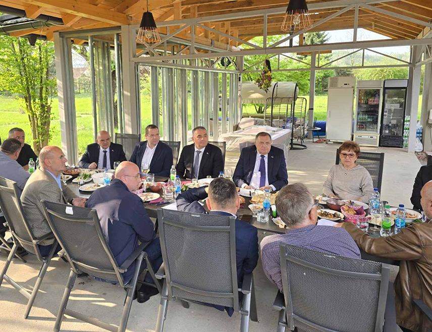 BANJA LUKA, APRIL 16 /SRNA/ – SNSD leader Milorad Dodik said that during the meeting with business leaders from Republika Srpska he had, in principle, agreed on the introduction of a 13th non-taxable salary, the construction of large solar power plants for industry, the establishment of a Ministry of Economy and the creation of an incentive fund for businesses.