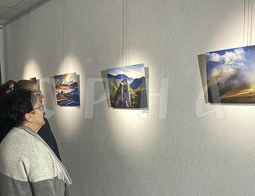 ДОБОЈ, 16. АПРИЛА /СРНА/ - У Добоју је вечерас отворена изложба умјетничке фотографије "Свјетлопис планинских крајева", аутора Владимира Тадића из Челинца чији су бројни радови и међународно признати.