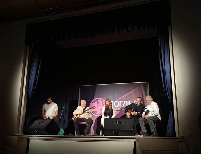 ХАН ПИЈЕСАК, 16. АПРИЛА /СРНА/ - На Хан Пијеску вечерас је одржан концерт групе "Нектарија" из Ваљева која његује духовну музику, а чине је супружници свештеник Никола Петровић и попадија Дајана, уз пратњу гитариста и бубњара.