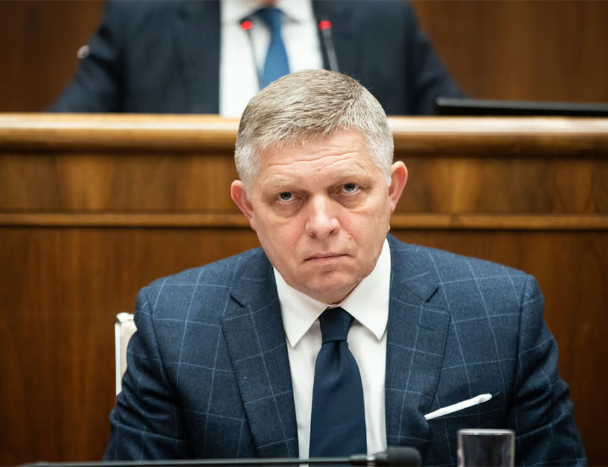 БРАТИСЛАВА, 17. АПРИЛА /СРНА/ - Политика Брисела да баци Русију на кољена је погрешна и непродуктивна, јер Руси клече само кад вежу пертле, изјавио је премијер Словачке Роберт Фицо.