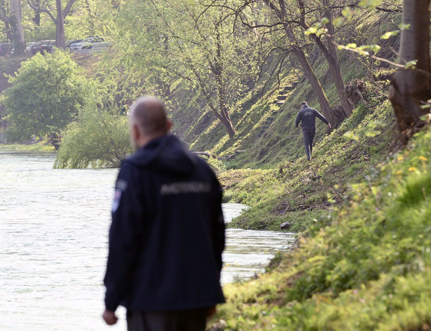БАЊАЛУКА, 17. АПРИЛА /СРНА/ - Новоименовани стручни надзор пратиће наставак радова на обали Врбаса на реализацији пројекта "Бањалучка рива", којим је планирана садња 50 нових садница врбе, саопштено је из Градске управе Бањалука.