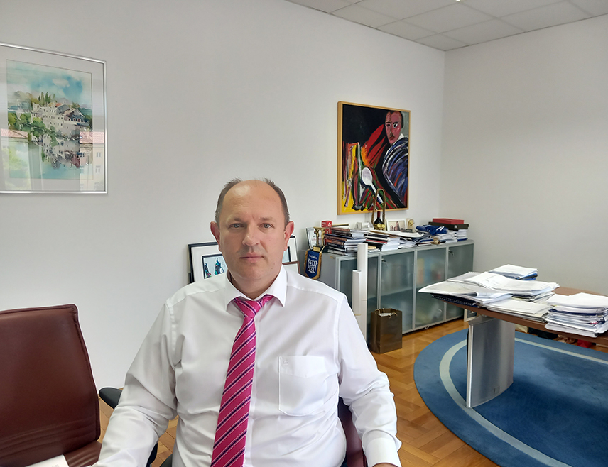 ТРЕБИЊЕ, 17. АПРИЛА /СРНА/ - Мјешовити холдинг "Електропривреда Републике Српске" /ЕРС/ подржава одлуку Владе Српске о додијели концесије за изградњу Вјетроелектране "Tребиње" на подручју овог града, изјавио је за Срну генерални директор овог холдинга Лука Петровић.