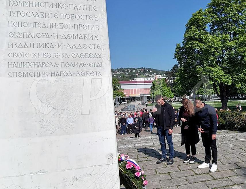 ДОБОЈ, 17. АПРИЛА /СРНА/ - У Добоју је данас обиљеженa 81 година од ослобођења града од фашистичке окупације у Другом свјетском рату, уз поруку да су фашизам и нацизам поражени 1945. године, али су и даље присутни у различитим облицима.