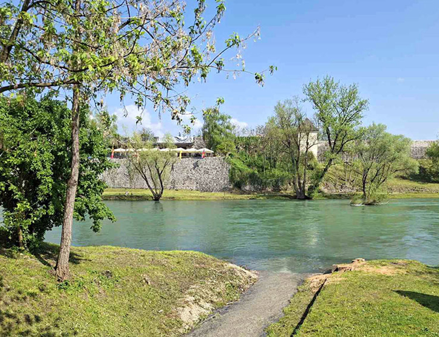 БИЈЕЉИНА, 17. АПРИЛА /СРНА/ - Из "Вода Српске" саопштено је да ова јавна установа није дала сагласност за сјечу стабала уз ријеку Врбас у Бањалуци, те да је искључива одговорност за уништавање биодиверзитета на том подручју на Граду и лицима која су сјекла дрвеће.