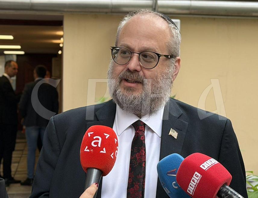 БЕОГРАД, 17. АПРИЛА /СРНА/ - Специјални изасланик предсједника САД за борбу против антисемитизма Јехуда Каплин изјавио је да је изузетно важно да се људима широм свијета пренесе истина о злочинима у Јасеновцу над Србима, Јеврејима и Ромима, те поручио да се не смије дозволити да се било шта слично понови.