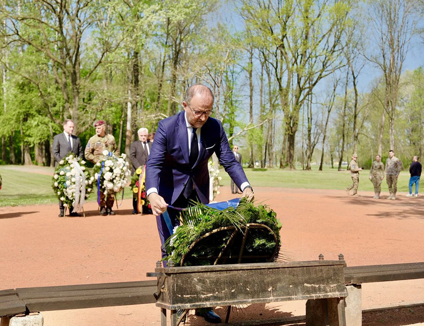 САРАЈЕВО, 17. АПРИЛА /СРНА/ - Шеф Делегације ЕУ у БиХ Луђи Сорека одао је данас у Доњој Градини почаст жртвама концентрационог логора Јасеновац и свим жртвама фашистичких режима током Другог свјетског рата, поручивши да су усташки злочини били страшни и да су Срби, Јевреји и Роми, укључујући дјецу, били су ситематски истребљивани на основу њихове етничке припадности.