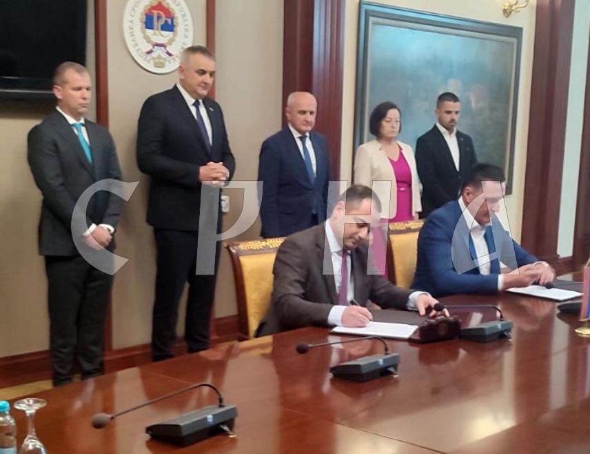 БАЊАЛУКА, 17. АПРИЛА /СРНА/ - Уговор - оквирни споразум о пројектовању и изградњи магистралног гасовода Шепак - Нови Град потписан је данас у Бањалуци.