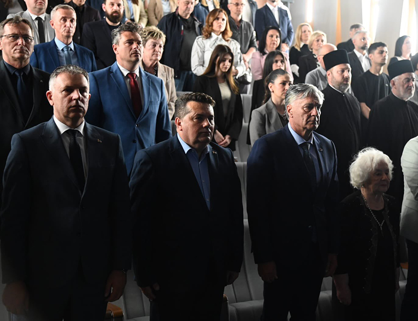 БАЊАЛУКА, 17. АПРИЛА /СРНА/ - Предсједник Народне скупштине Републике Српске Ненади Стевандић изјавио је да се кроз један живот који свједочи о истини, приказан у документарно-историјском филму "Посљедњи свједок", виде још 800.000 прича које не могу да свједоче о тој истини.