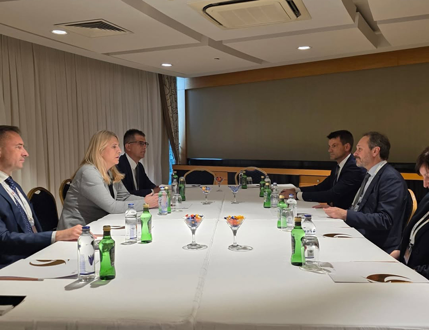 ANTALYA, APRIL 17 /SRNA/ – The Serb member of the BiH Presidency Željka Cvijanović met today in Antalya, on the sidelines of the Diplomatic Forum, with Emanuele Gioffre, Director for Western Europe at the European External Action Service /EEAS/.