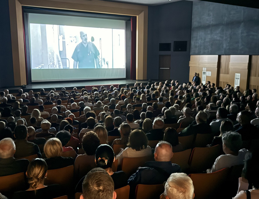 BIJELJINA, APRIL 17 /SRNA/ – The documentary film "War Surgeon", about Dr. Miodrag Lazić, who saved thousands of lives during the war and whom those who knew him describe as more than a hero, was screened in Bijeljina this evening.