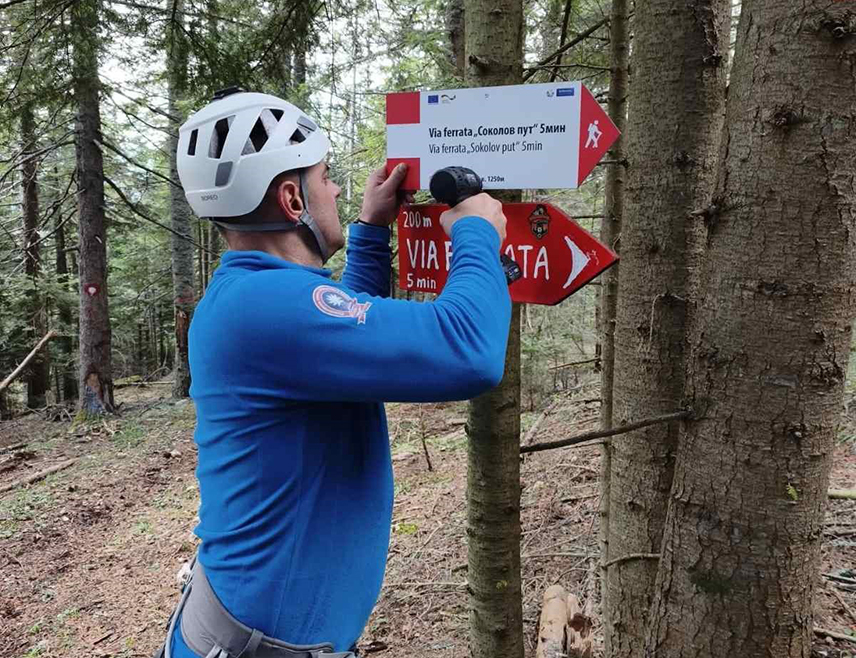 ПАЛЕ 18. АПРИЛА /СРНА/ - Виа ферате "Соколов пут" и "Мрки медвјед" на Романији, од данас су отворене за туристе и авантуристе, саопштено је из Туристичке организације града Источно Сарајево.